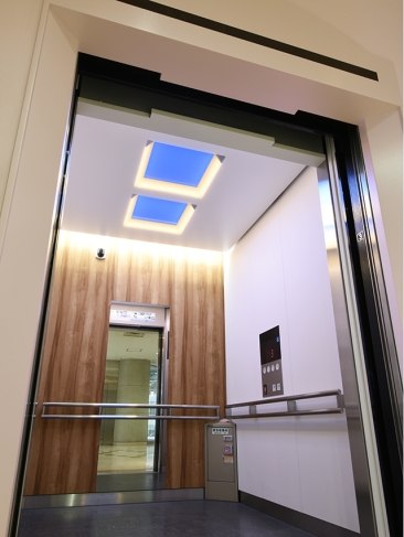 エレベーター 朝/昼シーン