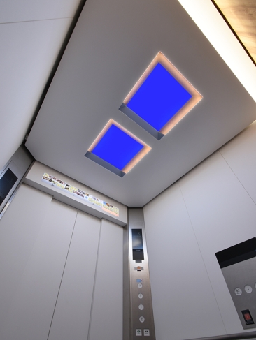 エレベーター内 夜シーン