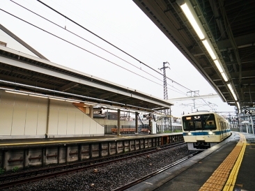 小田急 鶴巻温泉駅 ホーム