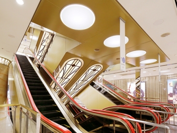 エスカレーターホール