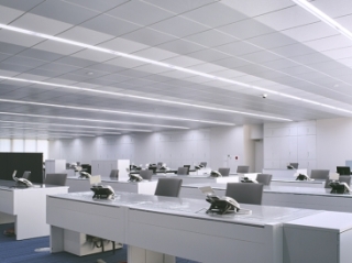 納入事例 システム天井にled照明の光のラインが美しいオフィス 三菱電機 照明