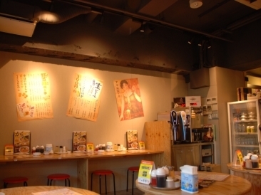 レトロで温かみのある雰囲気の店内