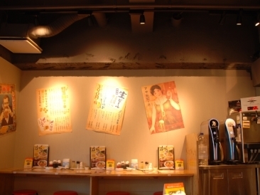 壁面を印象的に照射しています