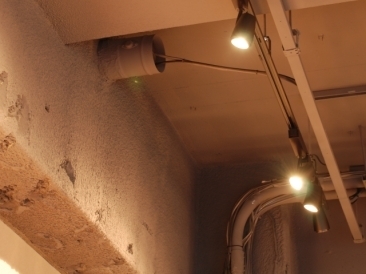 空間に溶け込むく照明器具