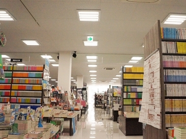 １階　書店エリア　LEDスクエアライトを採用
