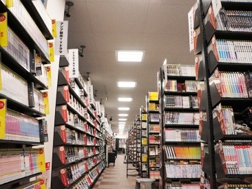 2階　レンタルエリア　LEDスクエアライトを採用