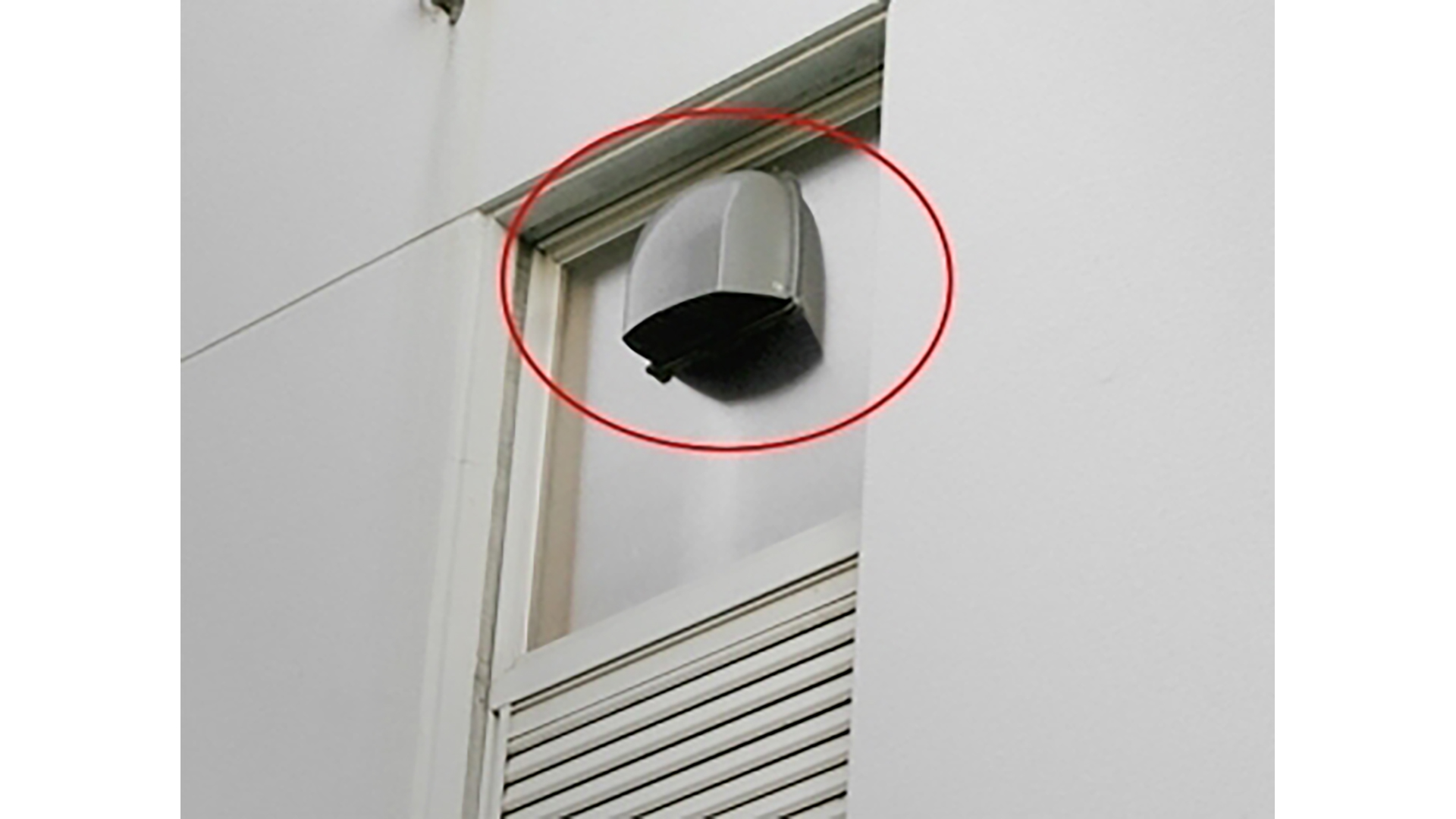 窓を加工して給気用ベントキャップを取付け