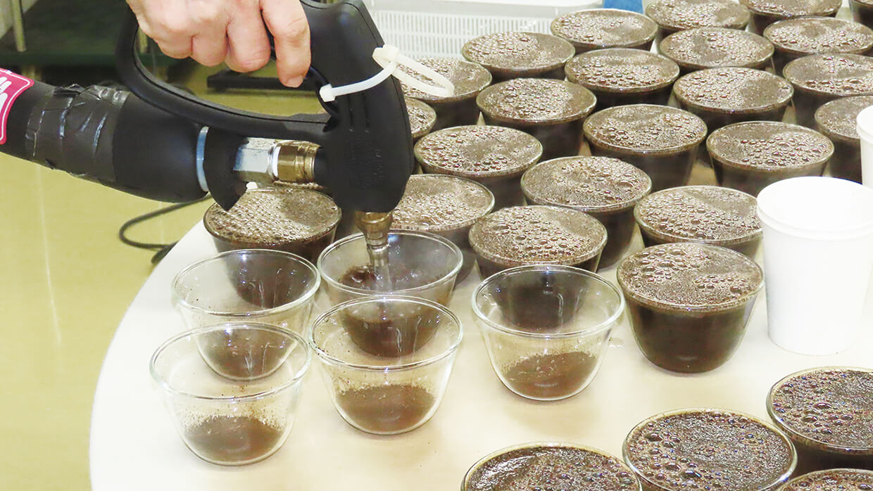 熱湯供給器からノズルで注ぐ様子