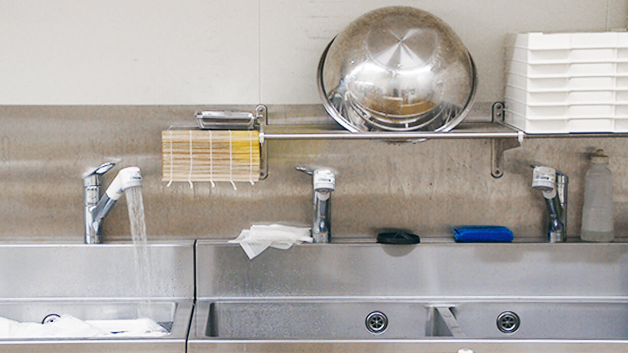 バックヤード内作業室　湯水混合栓①