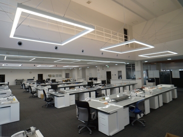 オフィスエリア：シャープな印象で開放感のある空間