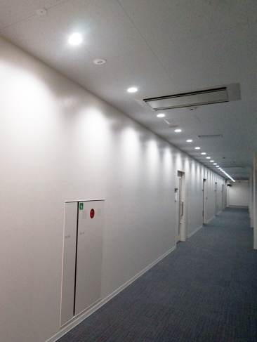 廊下：壁側に配置したダウンライトで明るさ感を演出