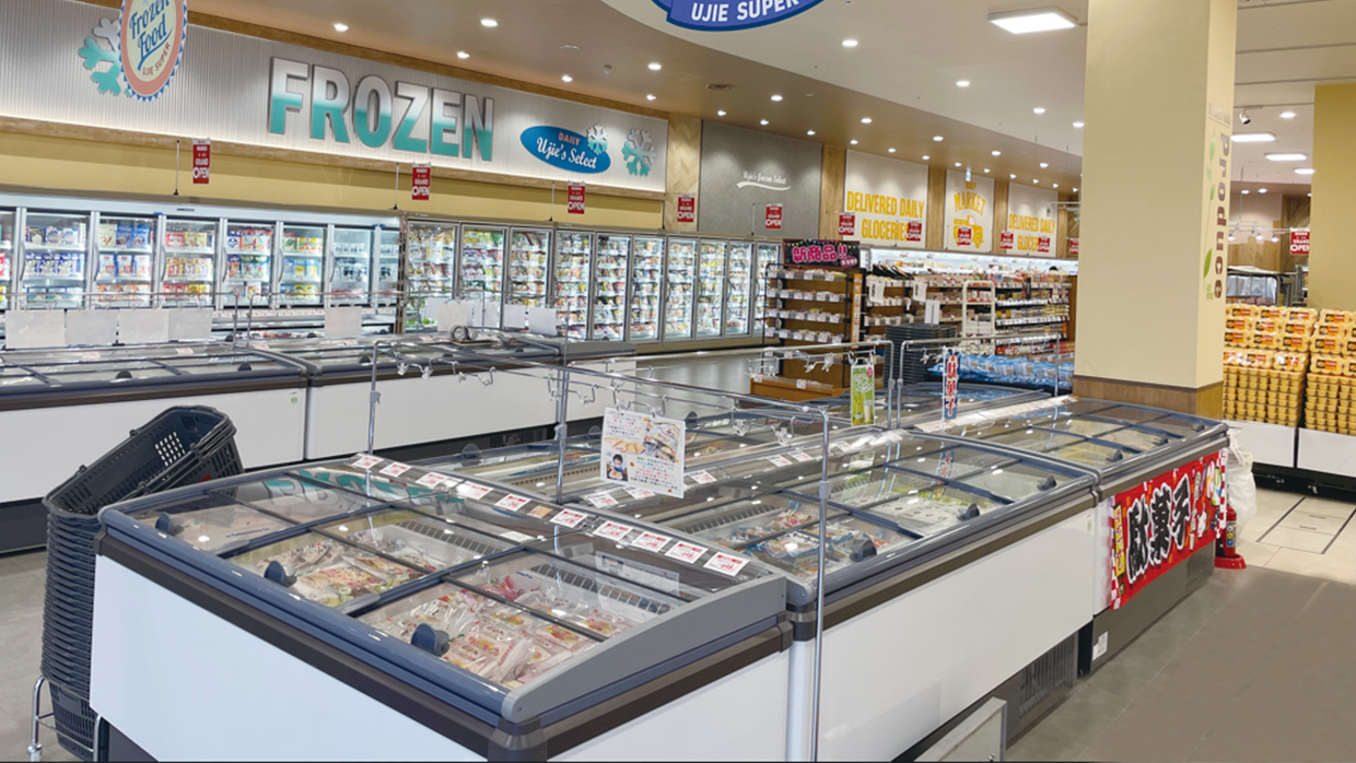 レジ側のアイランドは片エンド。アイス類を主に氷や冷食も陳列。奥に見えるのが冷食用リーチインとアイス用デュアルケース
