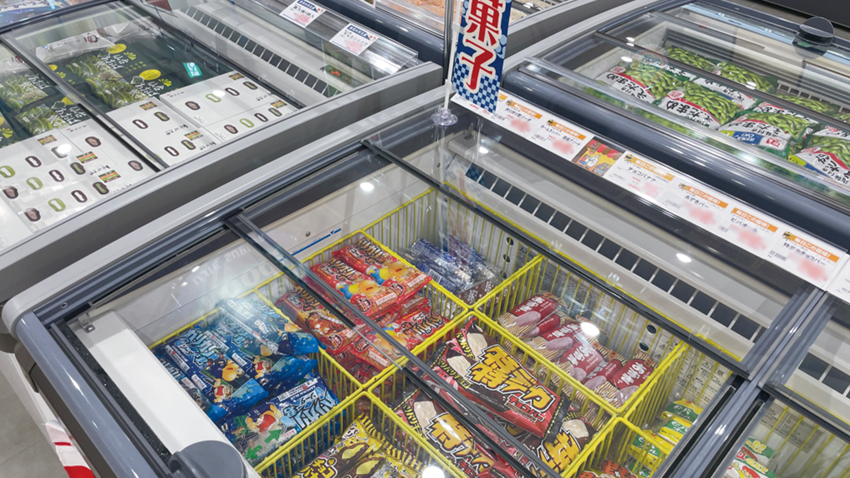 3段階に開くガラス扉は、開口部が広く商品の出し入
れが容易な作り。庫内の商品も識別しやすい