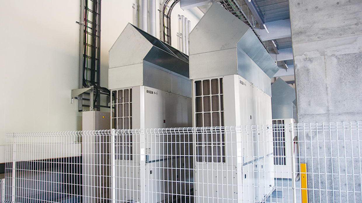 低温冷凍庫の熱源機は、インバータ二段スクリューコンデンシングユニットMSAV形