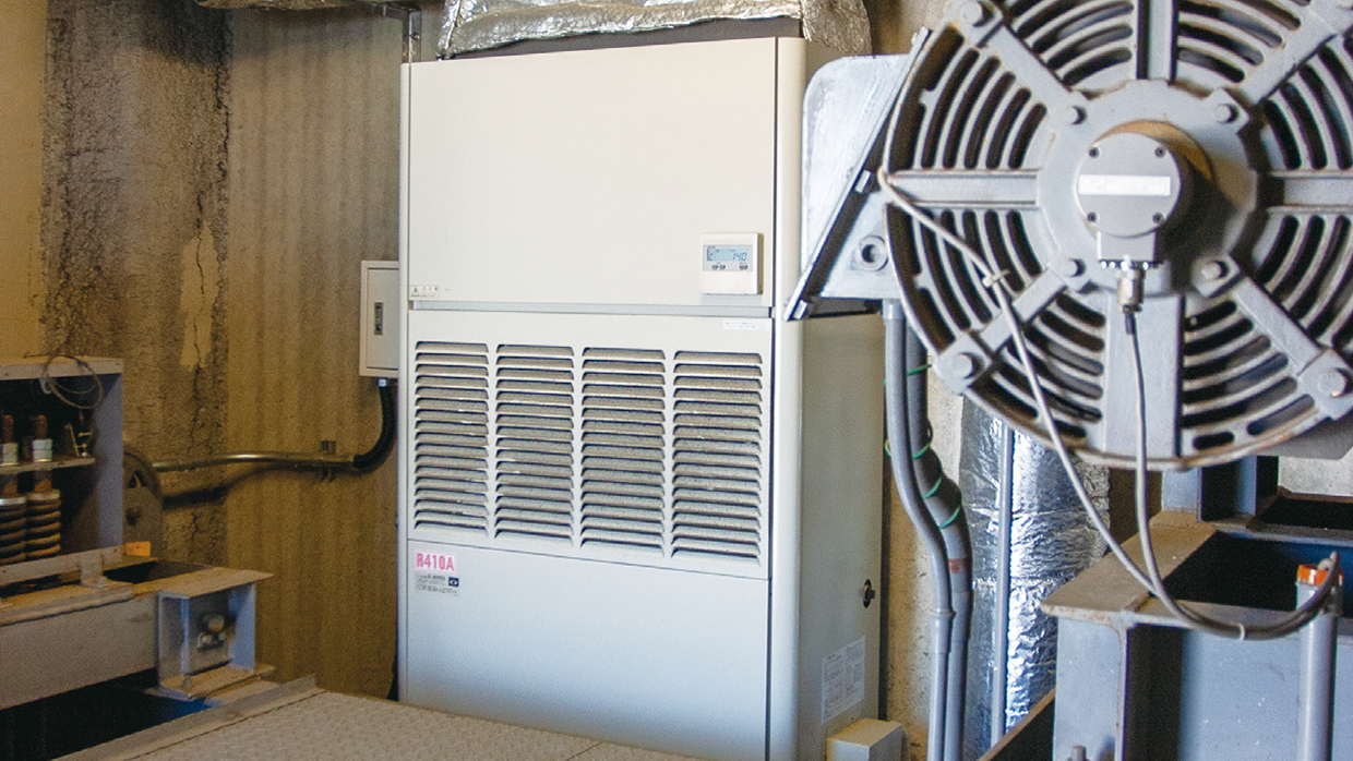 機械室内の除湿機。