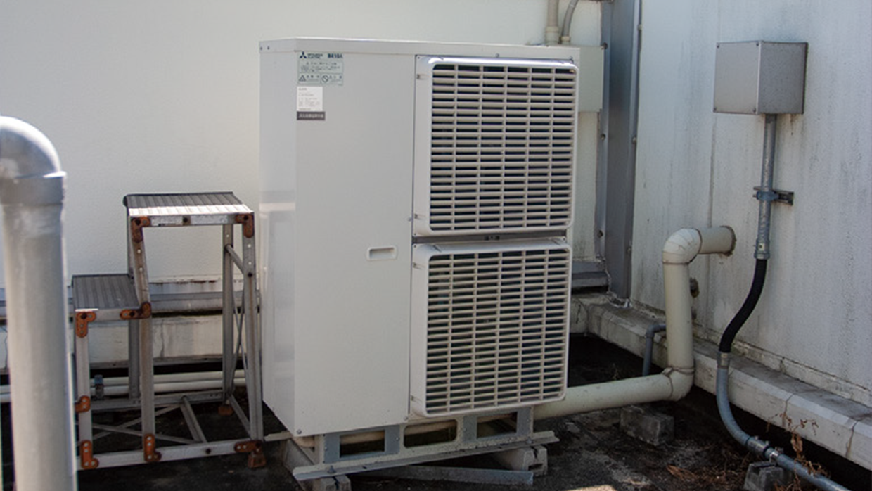 機械室脇に設置された室外ユニット