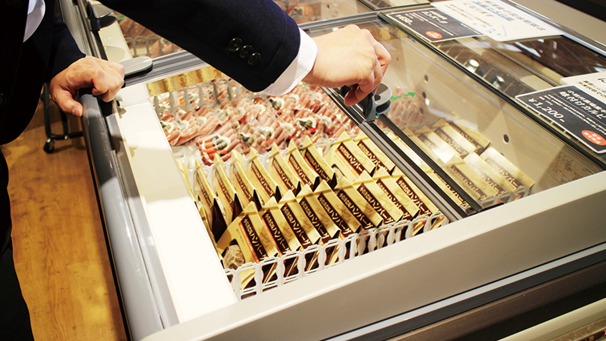 開け閉めが簡単なスライド式のガラス扉。ショーケース