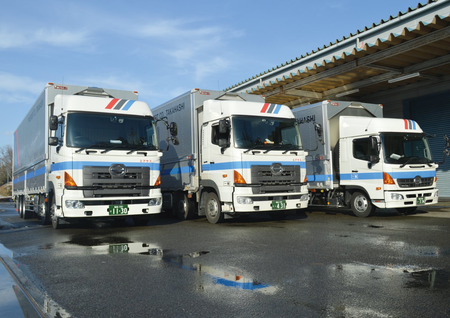 トラックが並んでいる写真