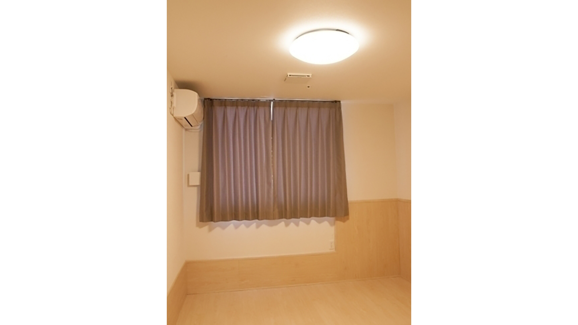 ベッドの上部にあたる箇所に循環ファンを設置