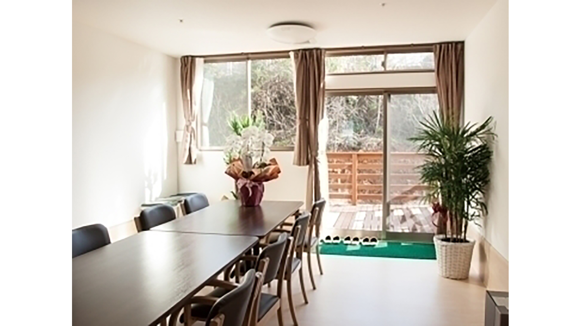 ウッドデッキを備えた1階の食堂