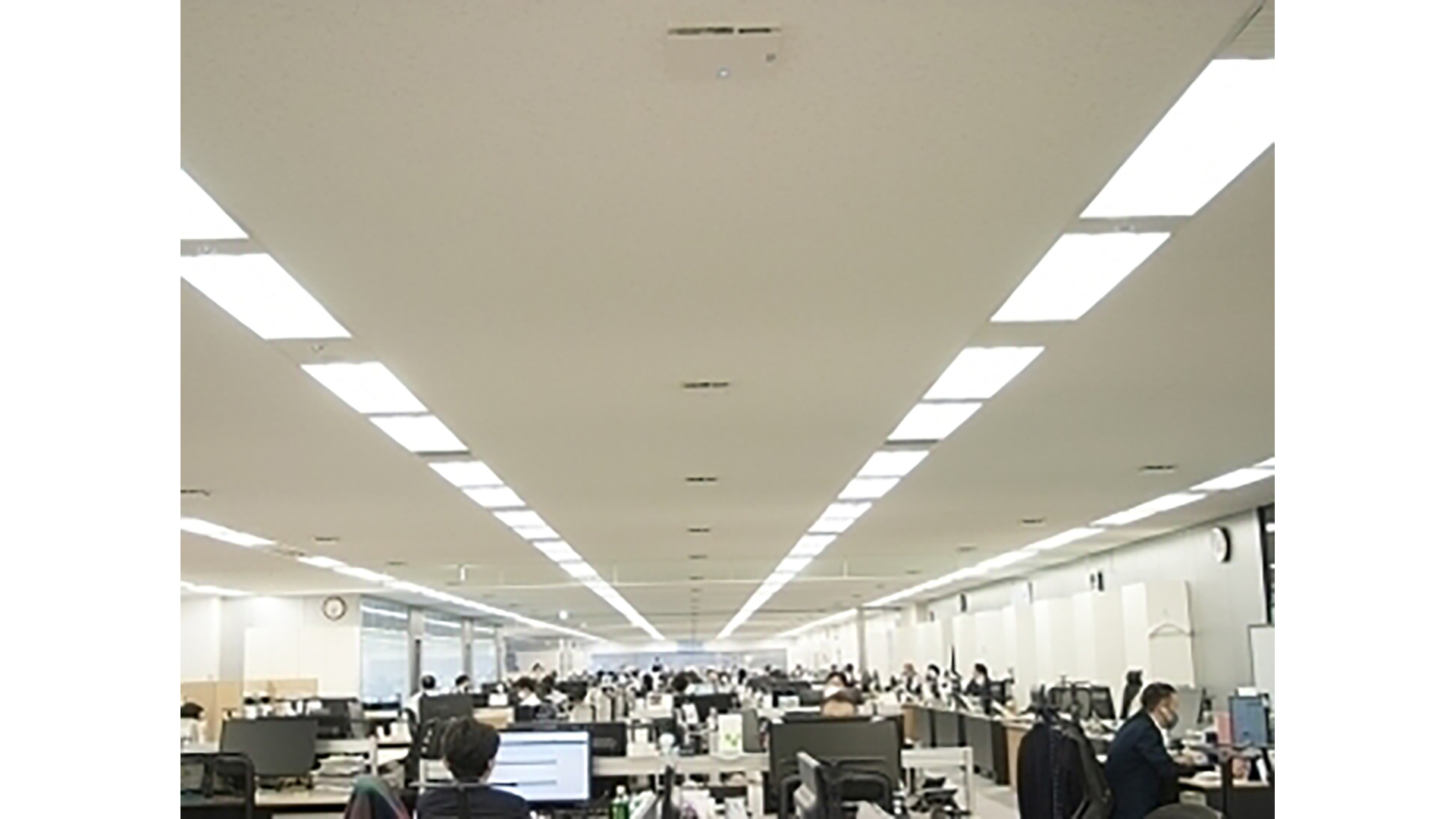 1フロア（1,024㎡）に循環ファン60台を設置