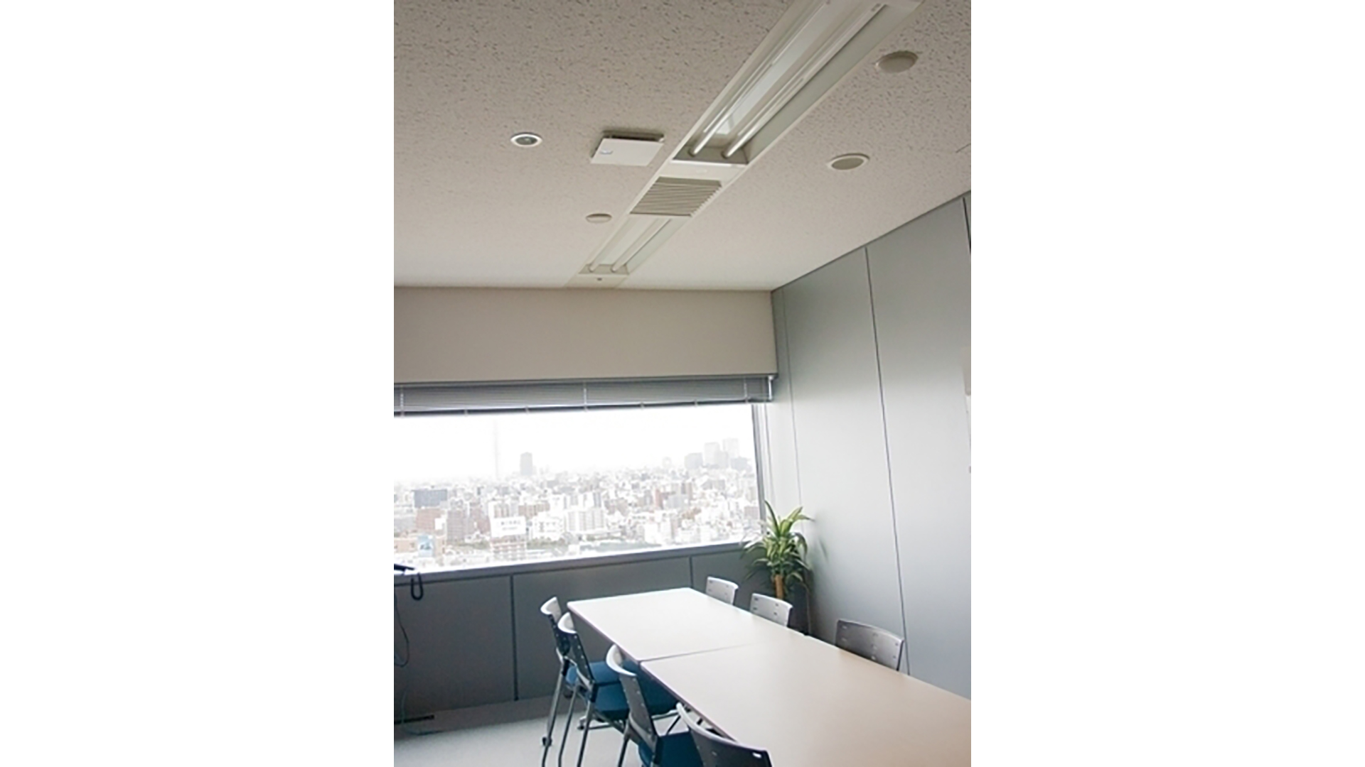 個室のリモコンは使用者が操作し、使用時には強運転に