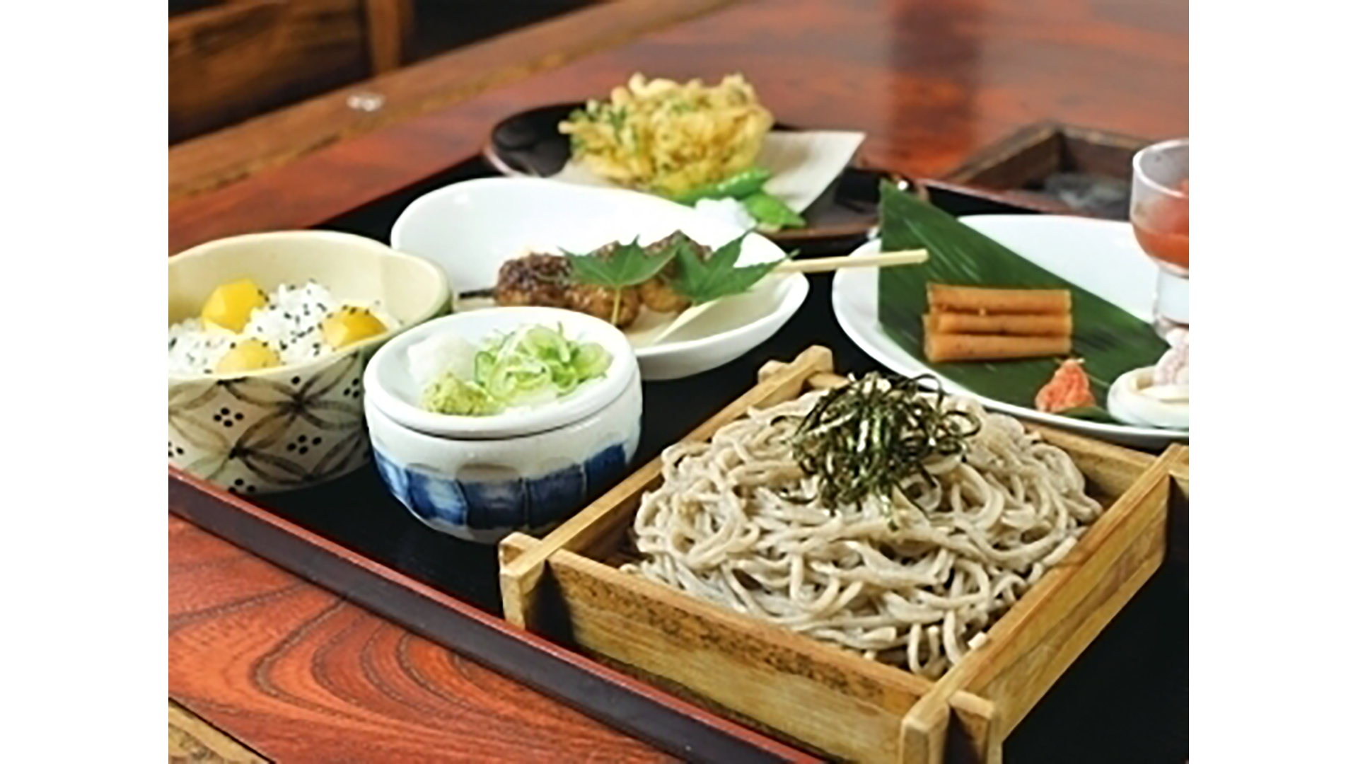 四季折々の旬の素材を活かした料理とニ八の蕎麦を提供