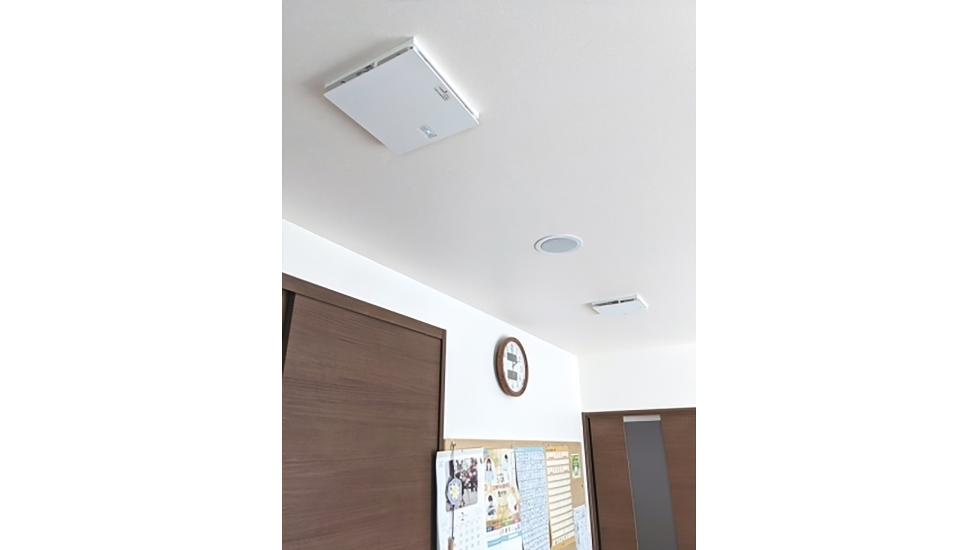 2台を教室の前後に、ほぼ平行に設置