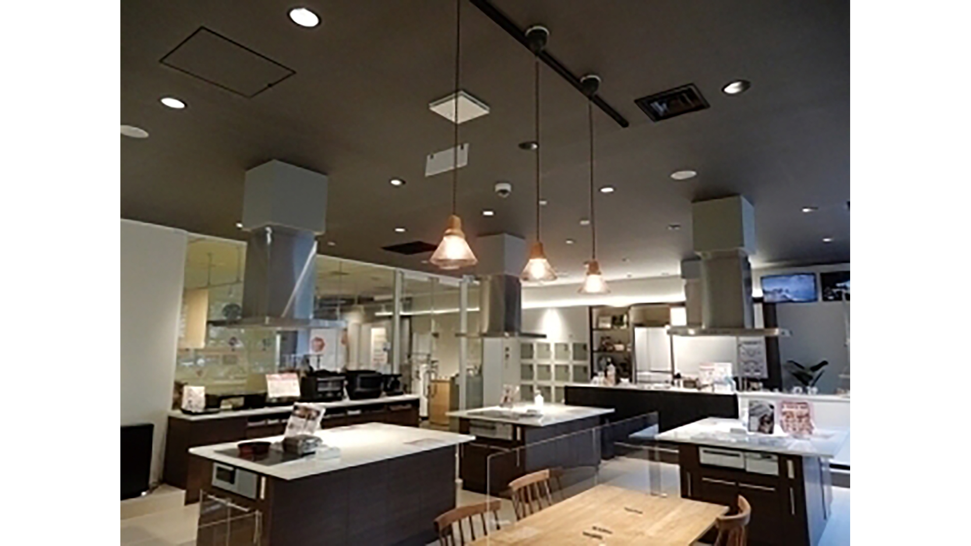 設置工事はスタジオを使わない日の午前中3時間で完了