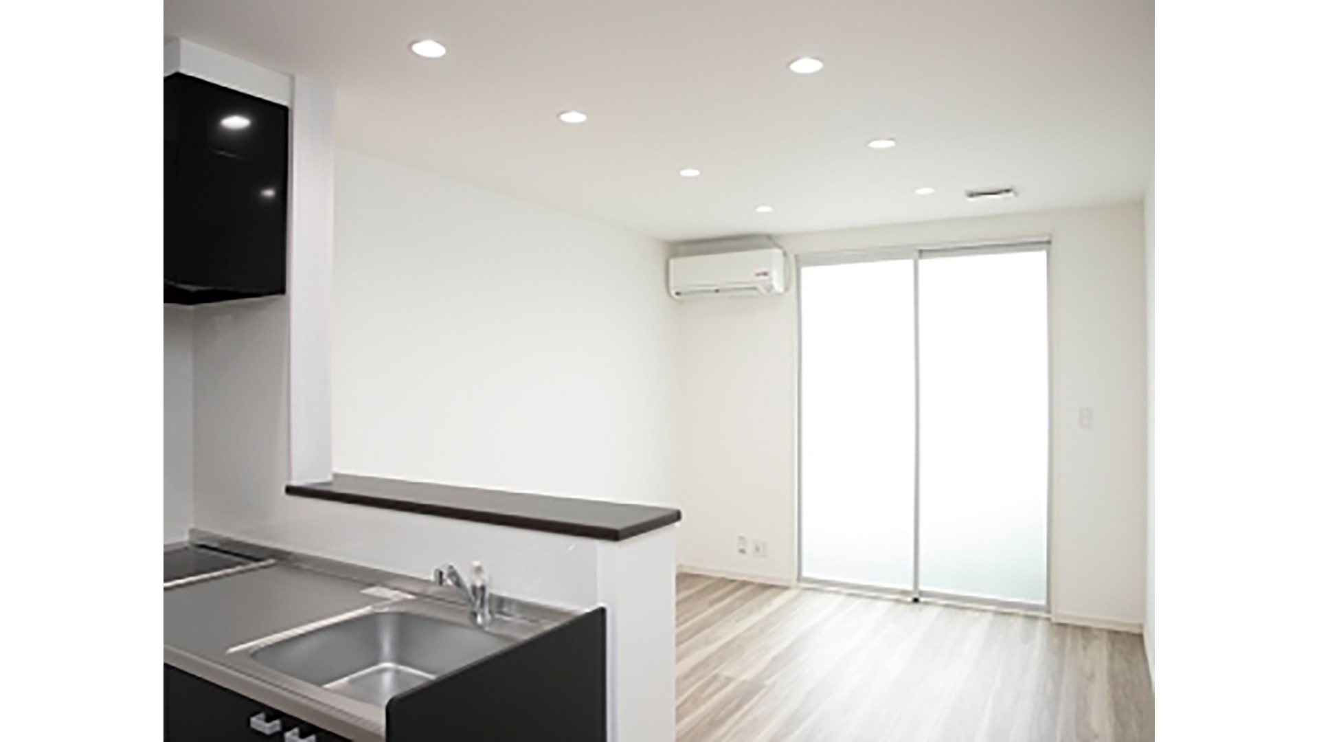 Aタイプのキッチンからリビングを望む