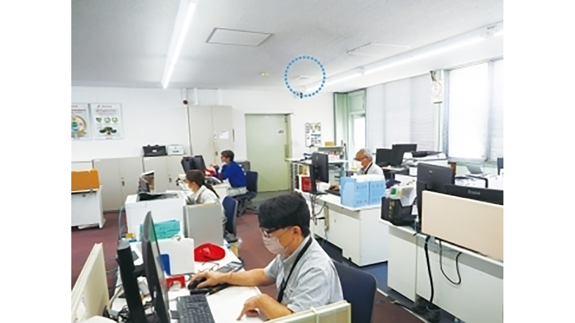 毎日7、8名が勤務する事務室