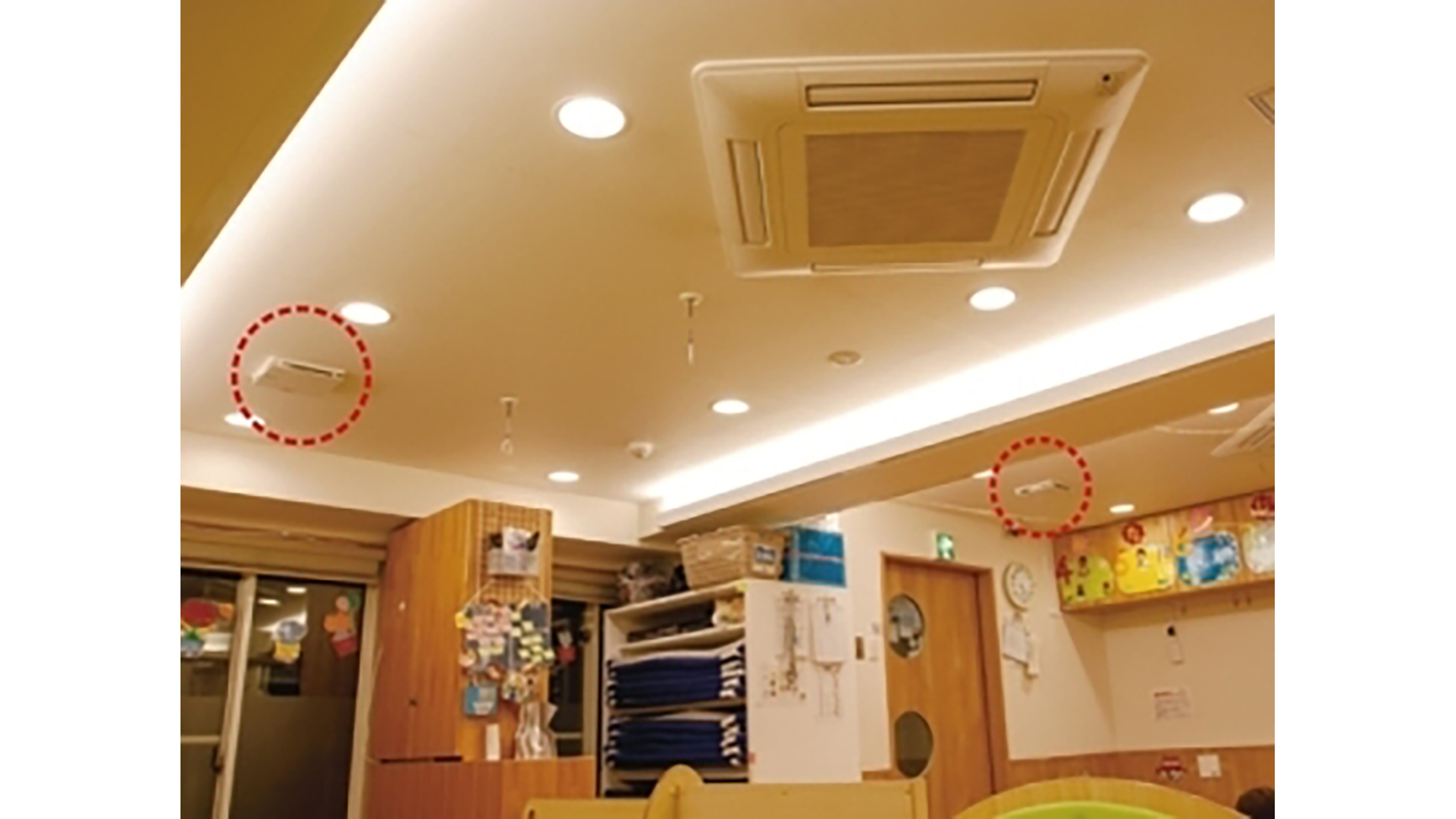 約65㎡の保育室に設置（写真は南側の2台）