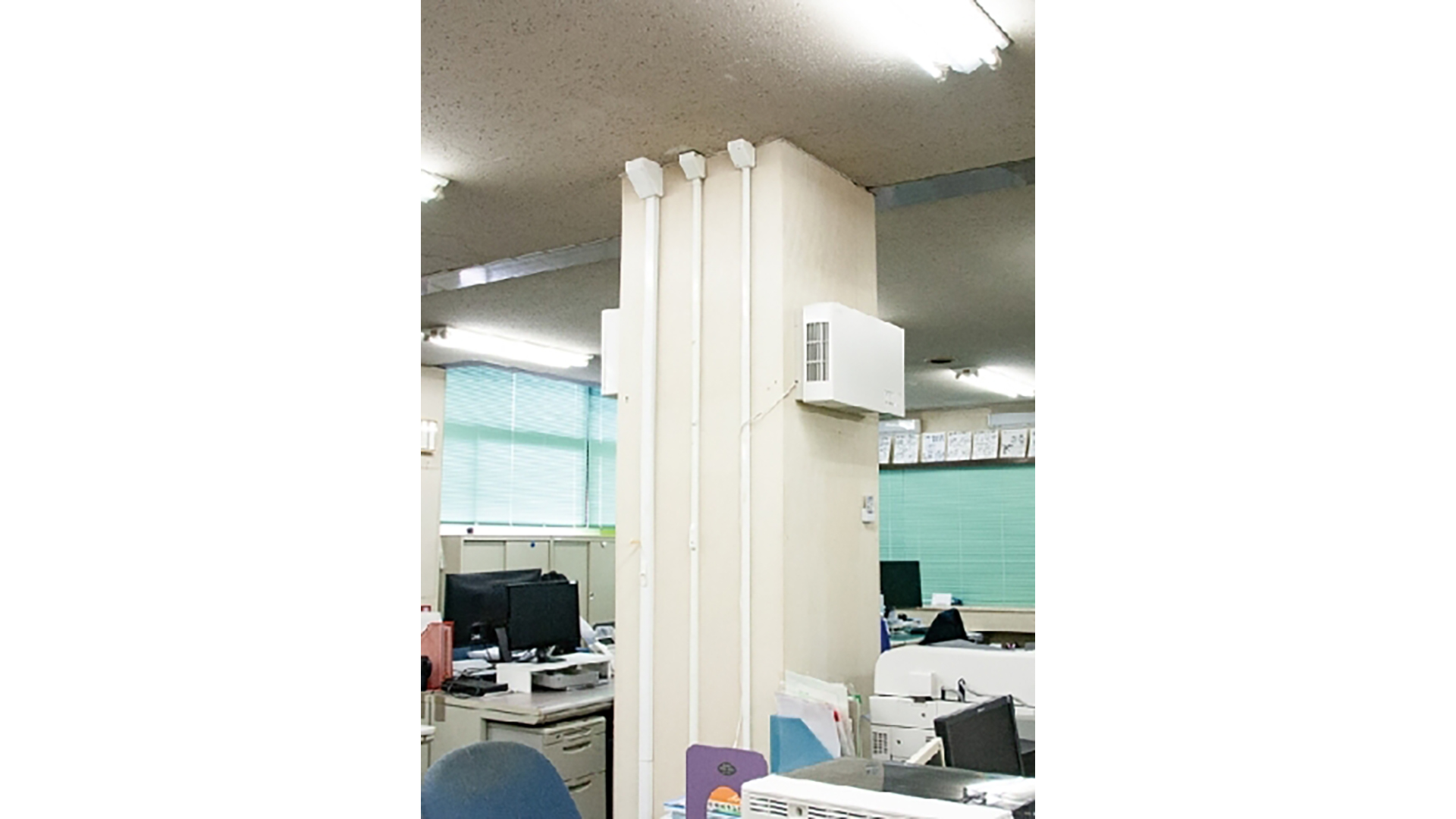 中央の柱に2台設置