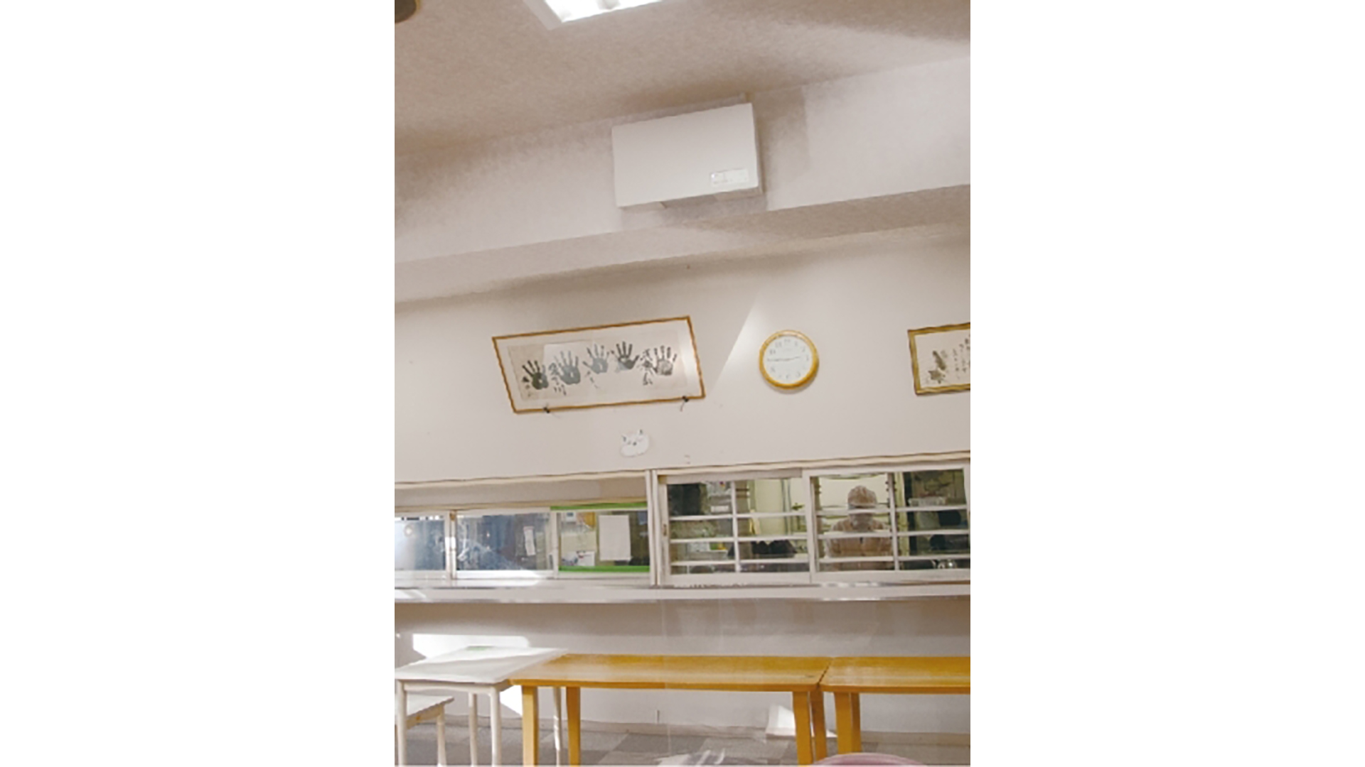 食堂（約124㎡）の梁部分に5台設置した