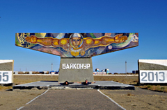 バイコヌール市街地の入り口にあるモニュメント。