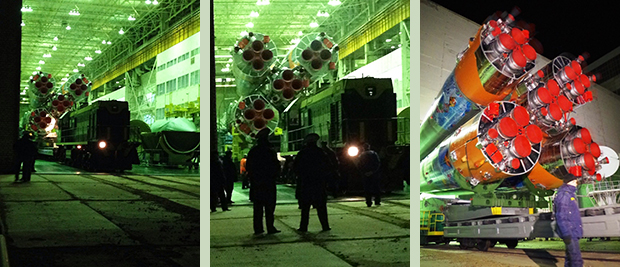 （左から順に）工場の扉があいて、いよいよロケットが姿を現した！→ 連結が終わり、もうすぐ出てきます。→ ロールアウト！