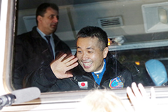 ホテルから出て宇宙服に着替える工場に向かうところ。目の前にいる奥さんと息子さんに手を振っていました。