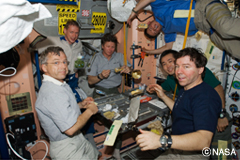 2009年、ISS長期滞在時。「夕食は必ず一緒にとること」などのルールを決めるのもコマンダーの仕事。食事の時に仕事の会話だけでなく、冗談を言い合いリラックスするのもチームワークのためには重要だ。（提供：NASA）