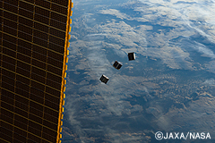 2012年、星出飛行士のISS滞在時、「きぼう」から超小型衛星を放出した。今回、若田飛行士も4機の超小型衛星を放出する予定だ。（出典：JAXA/NASA）