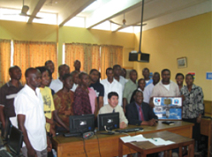 国連の宇宙啓蒙活動の一つに大学院教育がある。ナイジェリア、リージョナルセンターの学生たちと。（提供：土井隆雄氏）