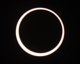 金環日食。2010年1月15日、ミャンマー、バガンにて。塩田和生さん撮影。世界各地で日食を撮影している塩田さん。「金環になる直前に太陽の円弧がスーっと伸びてきてあっという間にリングがつながっていく様子には、ある種のスリルを感じます。」