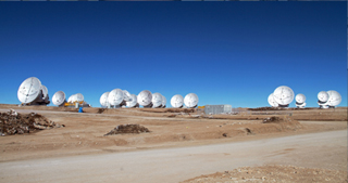 2011年9月24日、アルマ望遠鏡は20台に。標高約5000mのここは平地に比べて酸素が半分程度しかない。低酸素環境での作業は体への負担が大きいので、滞在時間が10時間に制限されている。（提供：ALMA (ESO/NAOJ/NRAO) ,W.Garnier (ALMA)）