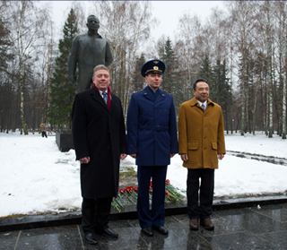 12月15日、ISSから帰還した古川聡宇宙飛行士（右端）たち。スターシティのガガーリン像前で。（提供：NASA/Carla Cioffi）