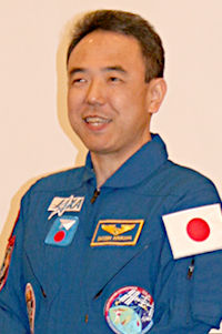 2012年1月11日、東京都内で行われた記者会見での古川聡宇宙飛行士。背筋もしゃんと伸びて、もうすっかり「地球人」。1時間立ち通しでした。