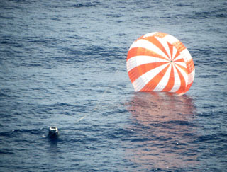 2012年10月末、ISSから地上に帰還した米民間企業の宇宙船ドラゴン（提供：NASA）