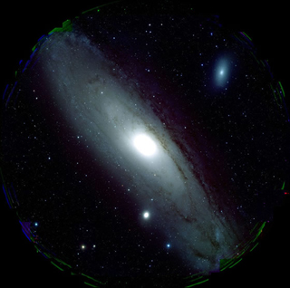 新型デジカメで捉えたアンドロメダ銀河M31。従来の地上大型望遠鏡ではその姿を一度に捉えることができなかったが、HSCは広い天域を一度に撮影できる。また星一つ一つも鮮明に捉えられるのが特徴（提供：国立天文台）