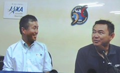 8月30日、ヒューストンと結んだ記者会見で。星出彰彦飛行士が「若田さんはイチロー」というのを笑顔で聞く若田飛行士。