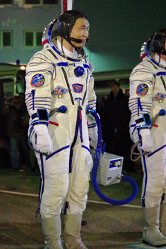 打ち上げ約3時間前の宣誓式で。緊張感の中にも余裕を見せる若田飛行士。