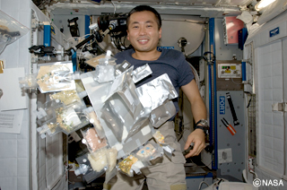 2009年の宇宙長期滞在で宇宙日本食を浮かべ嬉しそうな若田光一宇宙飛行士（提供：NASA）