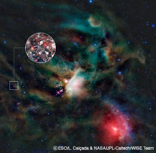 アルマ初期観測で赤ちゃん星（IRAS 16293-2422）の回りに糖類分子を発見。（写真はNASAの赤外線観測衛星WISEが撮影した、へびつかい座ロ星領域。IRAS 16293-2422は図中に示した四角の中央に位置する赤い天体）。（提供：ESO/L. Caçada & NASA/JPL-Caltech/WISE Team・国立天文台）